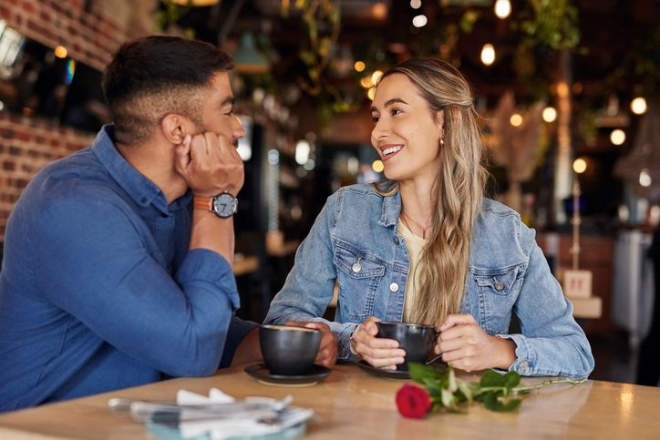 Online Dating: How Do You Know If A Guy Likes You On The First Meet-Up?